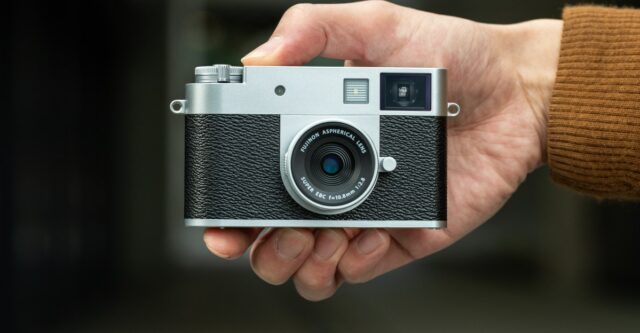 kv_x-half_street_25.jpg Fujifilm’s X Half camera is so dedicated to the analog vibes, it can’t shoot RAW